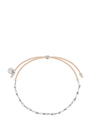 Sidabrinė grandinėlė su kreivėmis, bežinė reguliuojama virvė ir sidabrinė užsegimo karoliukas. Lygi tekstūra, minimalistinis dizainas.