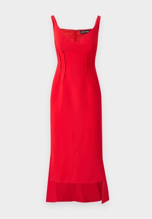 Vestido rojo de tejido suave con un diseño ajustado, que presenta un escote corazón, costuras verticales y una abertura lateral en el dobladillo.