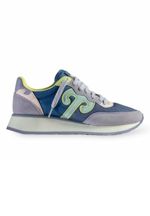 Scarpa sportiva con una combinazione di rete blu e suede grigio, con accenti in verde lime e un design a vortice unico sul lato.