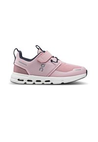 Chaussure de sport rose avec tige en maille, dotée d'une sangle Velcro, d'accents noirs et d'une semelle blanche avec des trous de drainage pour une meilleure respirabilité.