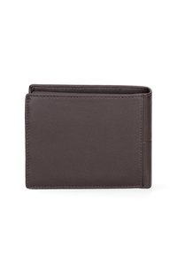 Portafoglio in pelle marrone con una texture liscia, design a due pieghe e forma elegante; presenta cuciture a vista e uno slot per schede sul lato.