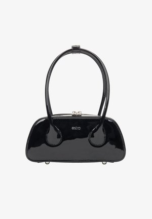 Černá kabelka z lakované kůže s zakřiveným tvarem, dvěma kulatými úchyty a kovovou sponou. Na přední straně se nachází embosované logo.