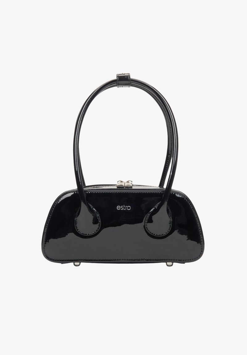 Černá kabelka z lakované kůže s zakřiveným tvarem, dvěma kulatými úchyty a kovovou sponou. Na přední straně se nachází embosované logo.
