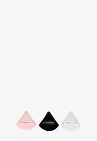 Set di tre spugnette per trucco in rosa, nero e bianco. Ognuna ha una forma triangolare con una texture morbida e presenta la parola "REVOLUTION."