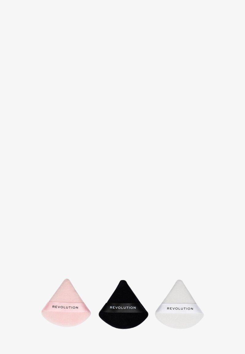 Set di tre spugnette per trucco in rosa, nero e bianco. Ognuna ha una forma triangolare con una texture morbida e presenta la parola "REVOLUTION."