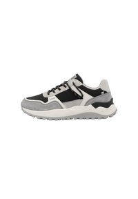 Baskets de sport avec une tige grise et noire, en matériaux suédé et en mesh, présentant des lacets visibles, une semelle texturée et des accents de logo.