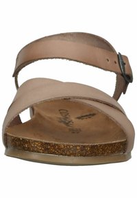 Hellbraune Ledersandale mit breitem Riemendesign, verstellbarem Schnallenverschluss und Korkfußbett. Flache Sohle mit leichter Krümmung und weicher Textur.