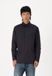 Button-up shirt in dark navy fabric with fine vertical stripes in burgundy. Features a pointed collar and standard cuffs. Soft texture.