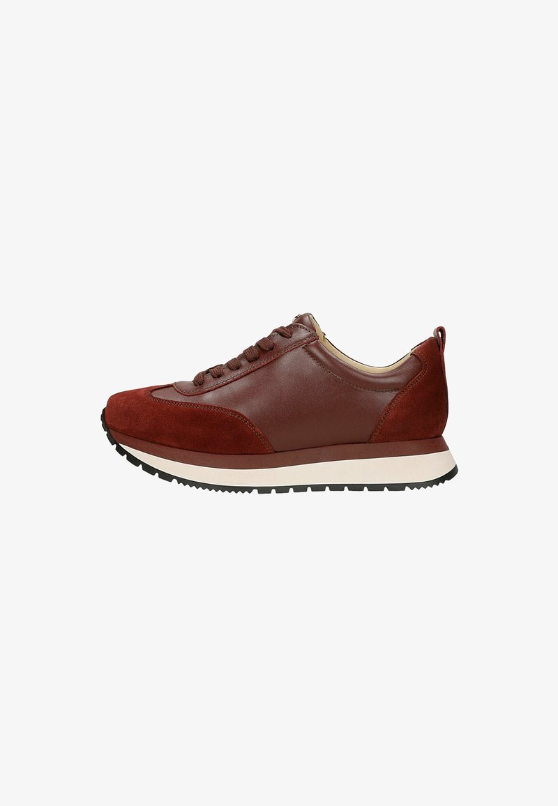 Sneakers pour homme en cuir et daim marron avec un laçage, semelle intermédiaire blanche et semelle extérieure en caoutchouc noir, présentés de côté.