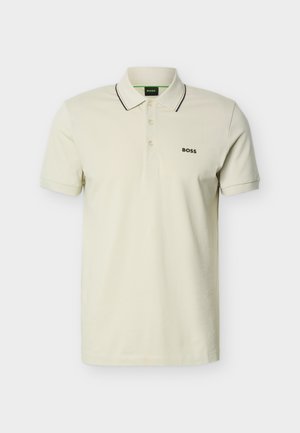 Πουκάμισο πόλο σε κρεμ απόχρωση με κοντά μανίκια, τρία κουμπιά, γιακά με μαύρες ρίγες και λογότυπο "BOSS" στο αριστερό στήθος.