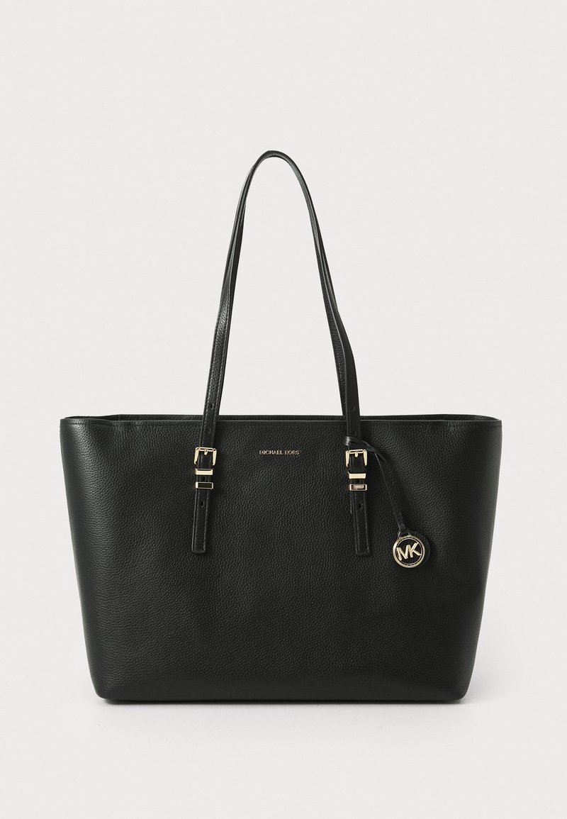 Zwarte leren totebag met gestructureerd oppervlak, dubbele platte handvatten, gouden hardwareaccenten en een logo charm eraan bevestigd. Open top ontwerp.