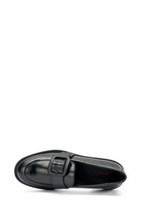 Mocassini in pelle nera con punta rotonda, texture liscia, una larga striscia con dettaglio a fibbia quadrata e rivestimento interno rosso.