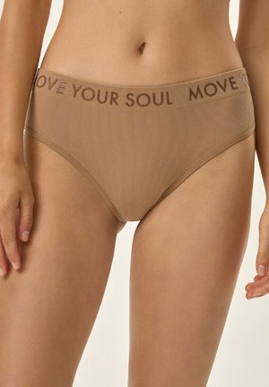 Beżowe majtki dla kobiet w prążki z szerokim pasem, na którym widnieje napis "MOVE YOUR SOUL" w ciemniejszym odcieniu. Gładka faktura.
