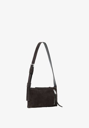 Donkerbruine suède rechthoekige schoudertas met verstelbare riem en zilveren ritssluiting op witte achtergrond.