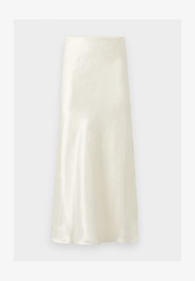 Jupe midi en satin écru taille haute, avec une texture lisse et une coupe droite, présentée sur un fond clair uni.