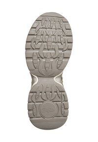 Semelle d'une chaussure beige avec des motifs de bande de roulement texturés profonds et le nom de la marque Buffalo embossé près de la zone du talon. Taille marquée 38.
