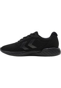 Chaussures de sport noires avec une tige en tissu mesh, dotées d'une semelle texturée et de détails en chevron noir brillant contrastant sur les côtés.