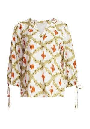 Lichtgewicht blouse in het wit met een groen en oranje geometrisch patroon. Heeft een V-hals, gathered mouwen van 3/4 lengte met strikdetail op de manchetten.