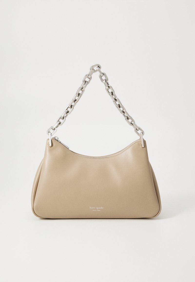 Borsa in pelle beige con forma curva e manico in catena argentata, caratterizzata da delicate cuciture e un logo in minuscolo sulla parte anteriore.