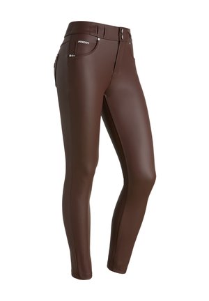 Pantaloni in finta pelle marrone con un design aderente e vita media. I dettagli notevoli includono accessori in argento e una superficie texturizzata.