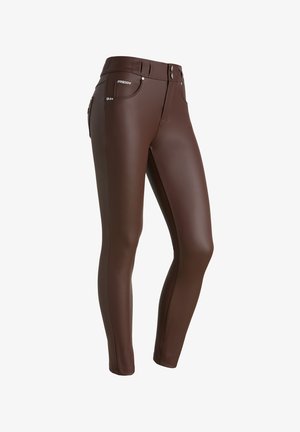 Pantaloni in finta pelle marrone con un design aderente e vita media. I dettagli notevoli includono accessori in argento e una superficie texturizzata.
