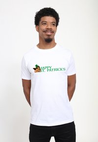 Hvid bomulds t-shirt med teksten "GLAD ST. PATRICK'S" i grøn, med et billede af en engel iført en grøn hat.