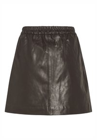 Mini-jupe en cuir noir avec une ceinture élastique, texture lisse et léger éclat. Coupe droite sans motifs visibles.