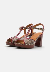 Chie Mihara Sandali z visoko peto - brown
