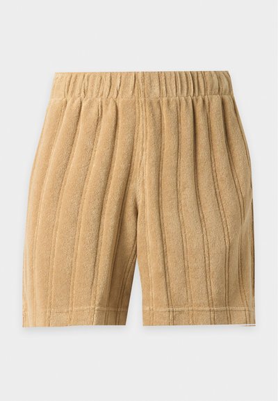 Short en éponge beige avec des rayures verticales cousues et une taille élastique, présenté sur un fond clair uni.