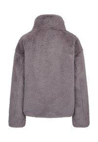 Graue Kunstfelljacke mit hohem Kragen, langen Ärmeln und einer weichen, strukturierten Oberfläche. Verfügt über eine kastige Form und keine sichtbaren Verschlüsse.
