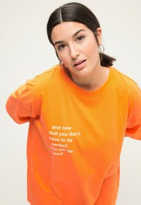 Studio Untold STATEMENT  RUNDHALS  HALBARM - T-Shirt print - tangerine