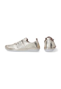 Metallic-silberne Sneakers mit einem perforierten Design, weißer Gummisohle und kontrastierenden Zickzacknähten. Mit einer abgerundeten Zehe und Schnürverschluss.