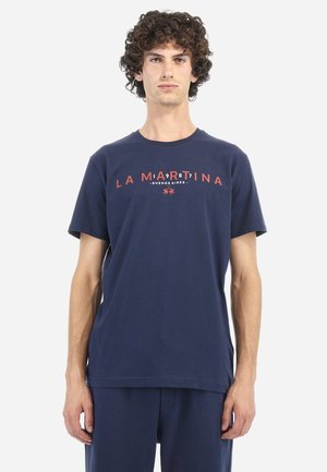 Navyblauwe katoenen t-shirt met een ronde halslijn, korte mouwen en een voorzijde met de tekst "LA MARTINA BUENOS AIRES" in contrasterend rood.