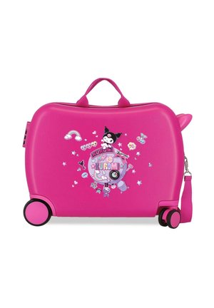 Maleta infantil rosa brillante con ruedas, con el personaje animado Kuromi y adhesivos decorativos coloridos en la parte frontal, asa superior y correa lateral.