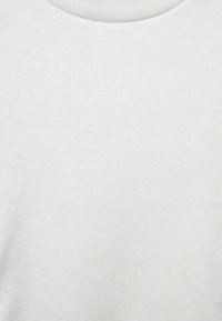 Hellgraues T-Shirt; glatter Stoff; abgerundeter Halsausschnitt; kurze Ärmel; dezente Textur; keine sichtbaren Muster oder Logos.