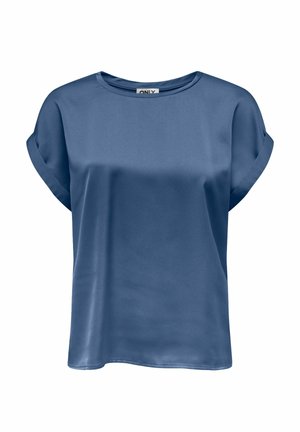 Blauwe satijnen blouse met korte mouwen, opgerolde manchetten en een ronde halslijn, weergegeven tegen een witte achtergrond.