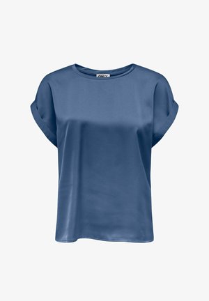 Blauwe satijnen blouse met korte mouwen, opgerolde manchetten en een ronde halslijn, weergegeven tegen een witte achtergrond.