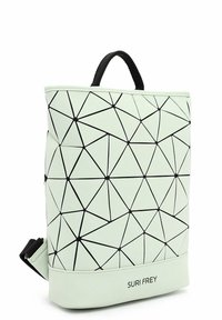 Sac à dos vert clair avec un motif géométrique noir. Dispose d'une poignée supérieure noire et d'une sangle réglable. Fabriqué en matériau synthétique.