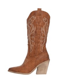 Bota de cowboy de cuero marrón con diseño de bordado blanco, punta afilada y un tacón de bloque texturizado. Cuenta con un tirador para facilitar su uso.