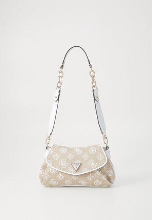 Petit sac à épaule beige et blanc Guess avec motif logo répétitif, fermeture à rabat, chaîne dorée et bandoulière en cuir blanc.