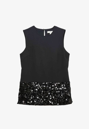 Černý top bez rukávů s hladkým vrškem a dolní částí zdobenou černými flitry, což vytváří texturovaný kontrast.
