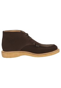 Stivaletti alla caviglia in suede marrone con finitura liscia, punta arrotondata e lacci sottili. Presentano una suola naturale con dettagli di cucitura e un accento sottile.