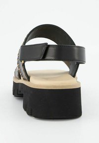 Černé kožené sandály s matným povrchem, s pletenými detaily, platformovou podrážkou a nastavitelným páskem na zadní straně.