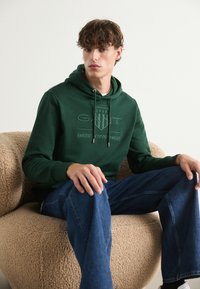 GANT TONAL SHIELD HOODIE - Mikina s kapucňou - grün