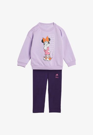 Felpa viola con grafica di Minnie Mouse e accenti arancioni, abbinata a leggings viola con un piccolo logo Adidas rosa.