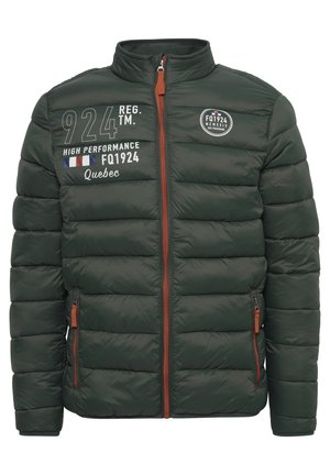 Dunkelgrüne gepolsterte Jacke mit hohem Kragen, Reißverschluss auf der Vorderseite und braunen Akzenten. Enthält bedruckte Texte und Logos auf der Brust und den Ärmeln.