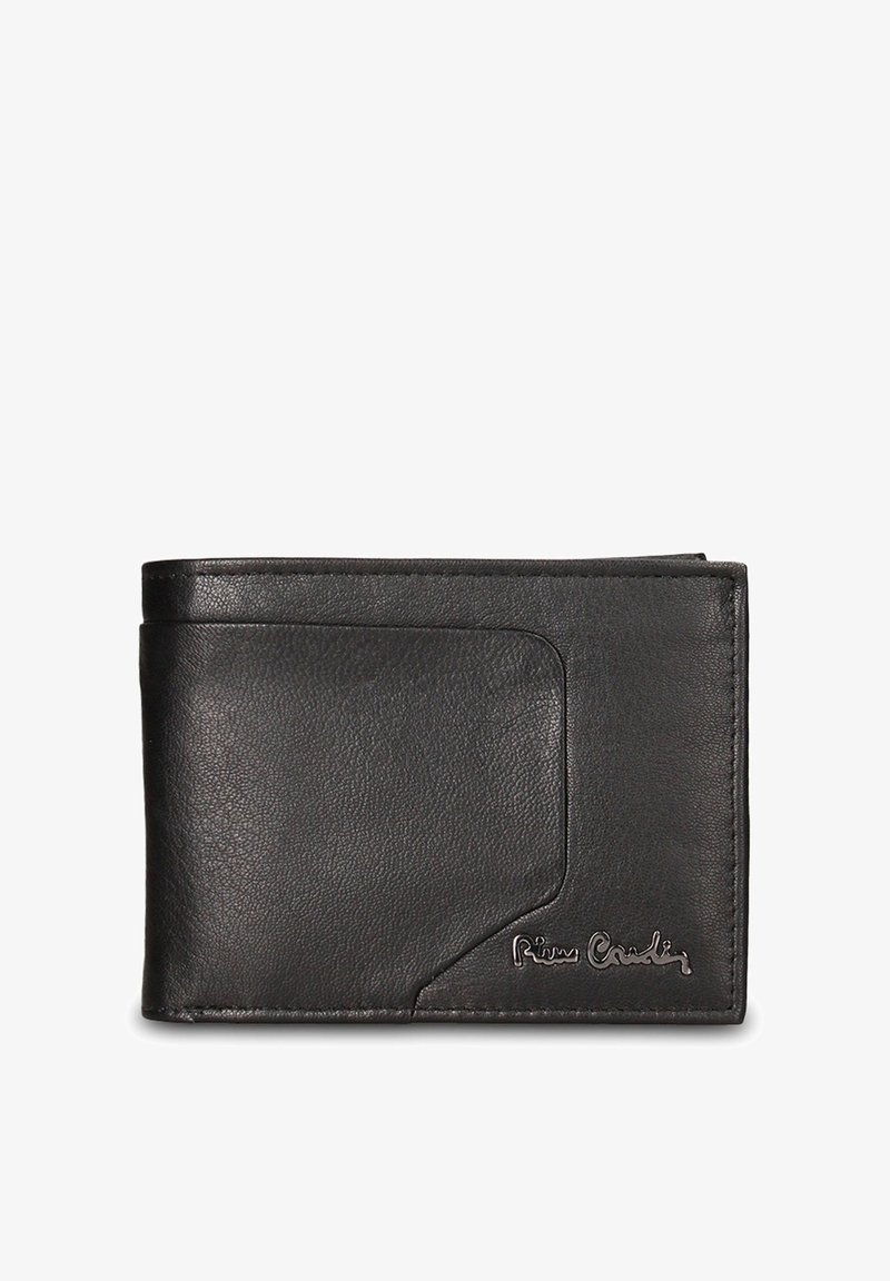 Portafoglio in pelle nera con texture liscia, design a doppia piega, tasca frontale per carte e logo in rilievo nell'angolo inferiore.