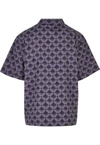 Rövid ujjú ing lila geometrikus mintával, sötét akcentusokkal. Könnyű anyag, laza fit és galléros nyak.
