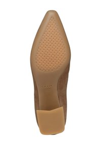 Scarpa con tacco alto in suede marrone, con punta affusolata e suola in gomma testurizzata. Presenta un logo e un tacco piccolo a blocco per maggiore stabilità.