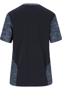 Marinblå träningströja med grå randig tyg på axlarna och sidorna, korta ärmar, rund hals och en lös passform. Minimal branding i rosa.